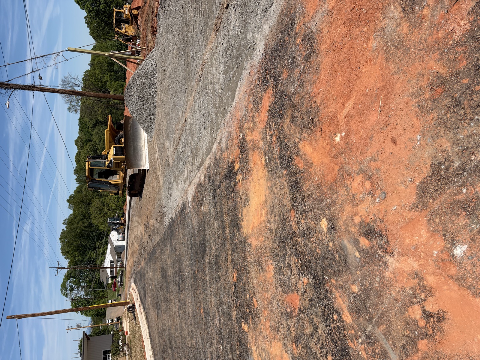 Bulldozer de Oxen Civil y acopio de grava nivelando una calle de subdivisión